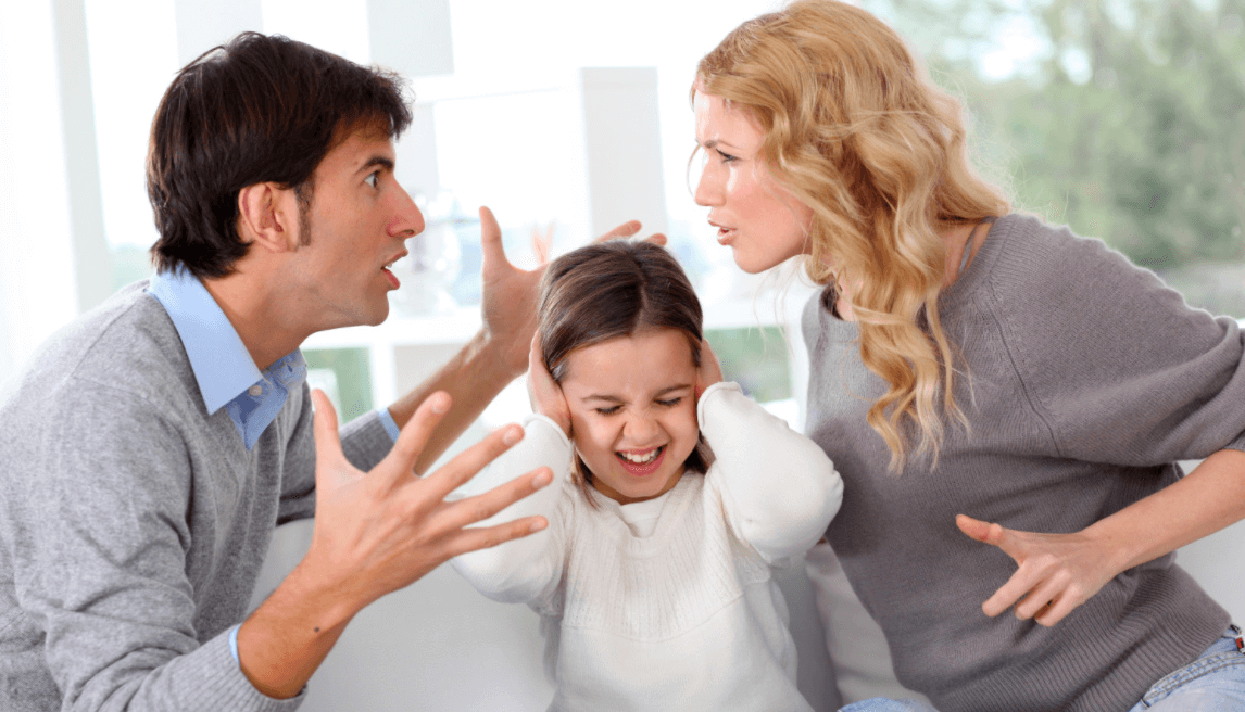 Pais discutindo com criança