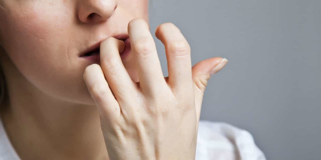 pessoa com ansiedade roendo as unhas