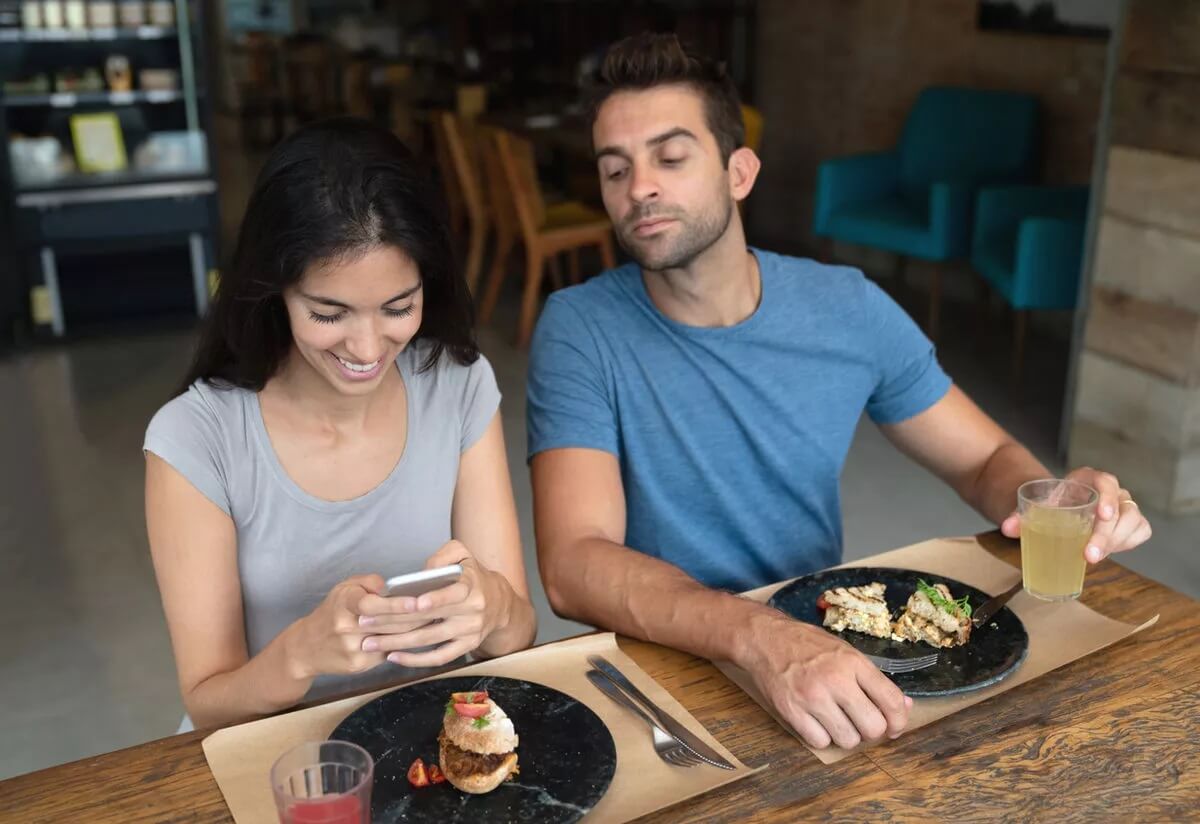 Querer controlar o outro é algo normal na relação de um casal?