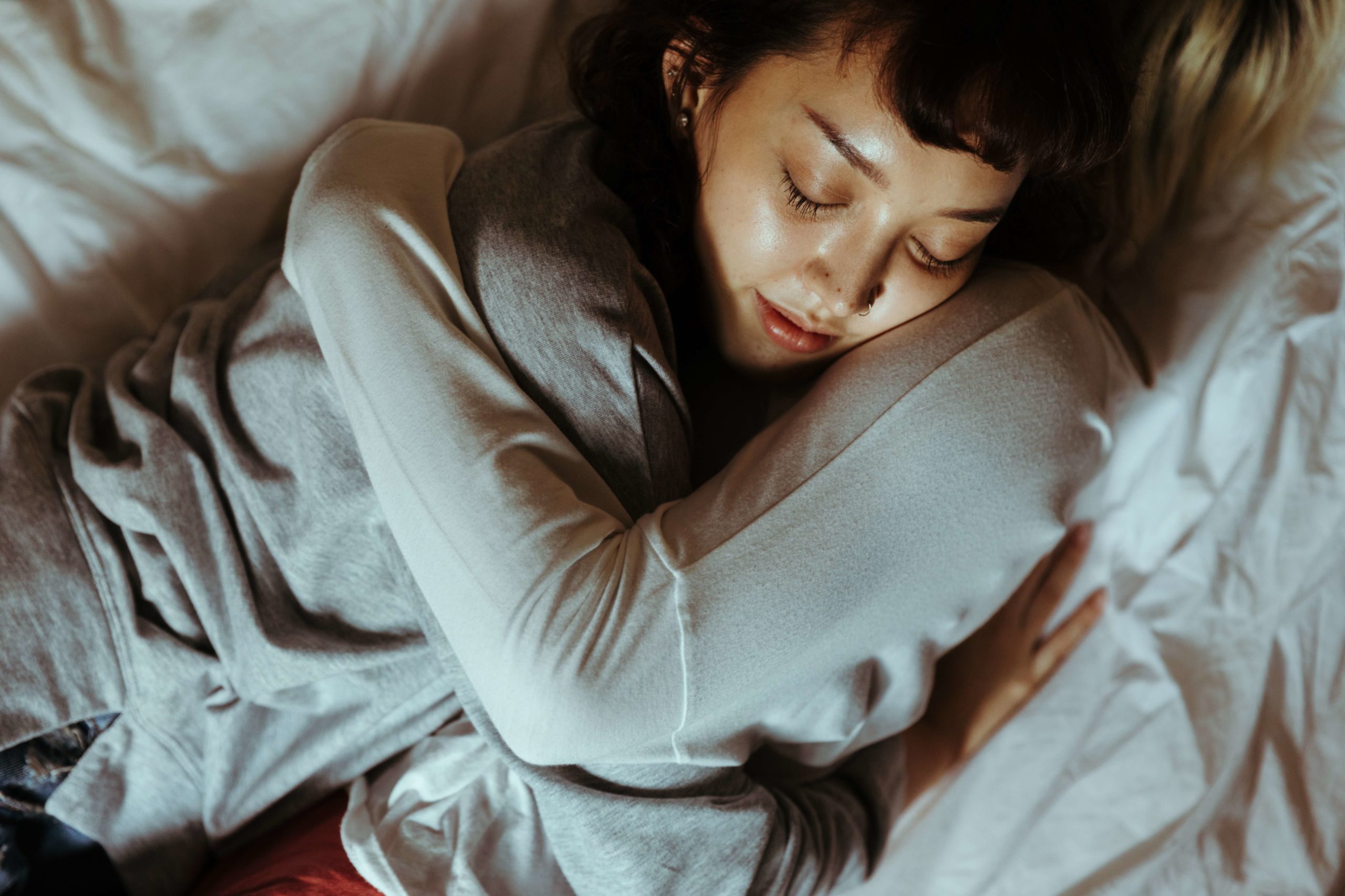 fotografia de mulher dormindo para representar significados de sonhos
