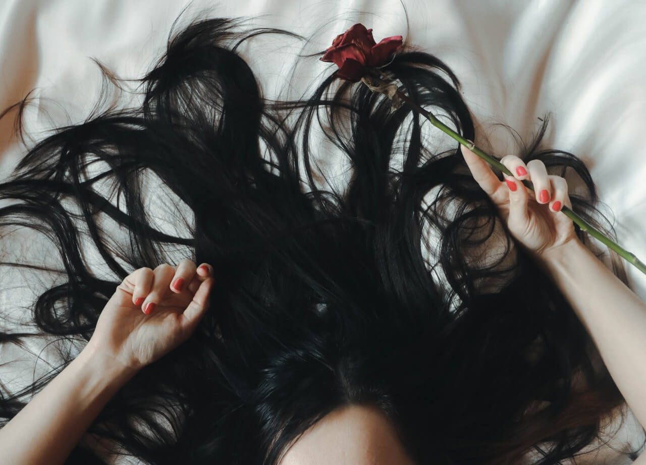 Menina com cabelo comprido para trás no fundo branco