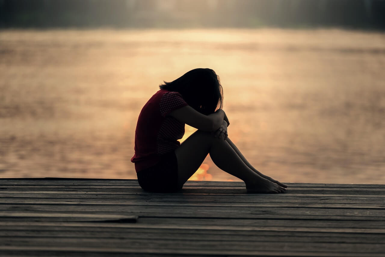 Menina triste o conceito de apatia e depressão