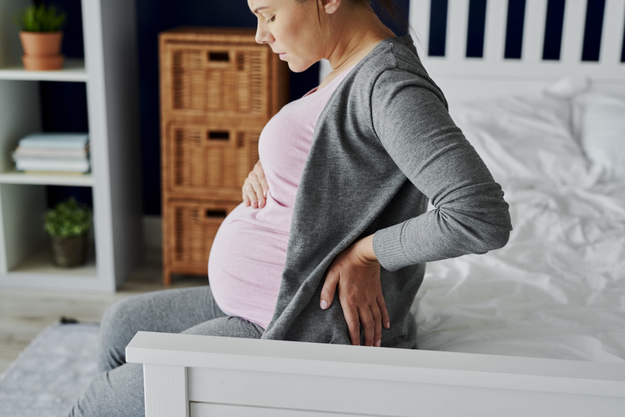 mulher gravida olhando para a barriga passando por ansiedade na gravidez