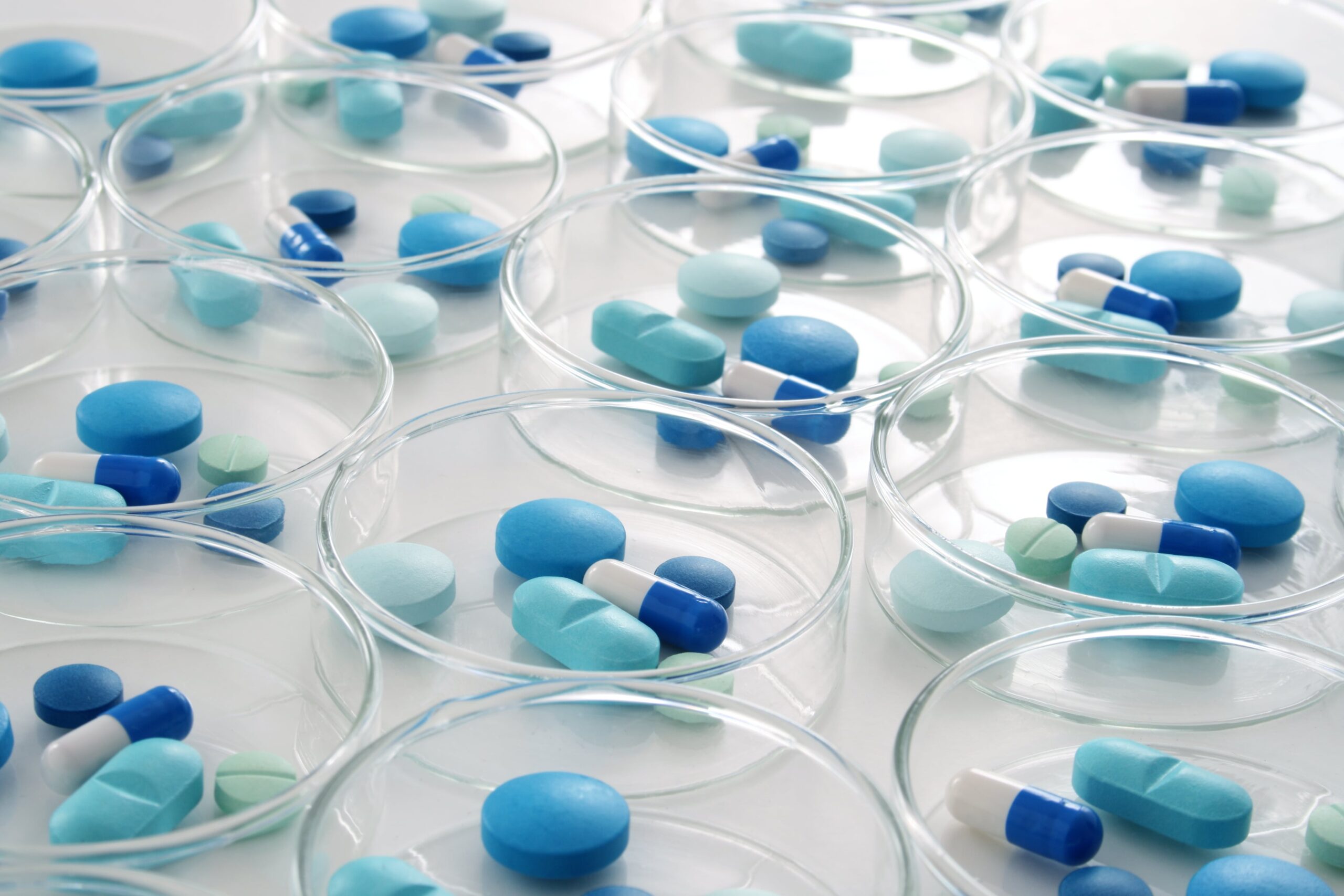Diversas pílulas e comprimidos agrupados em potes de vidro