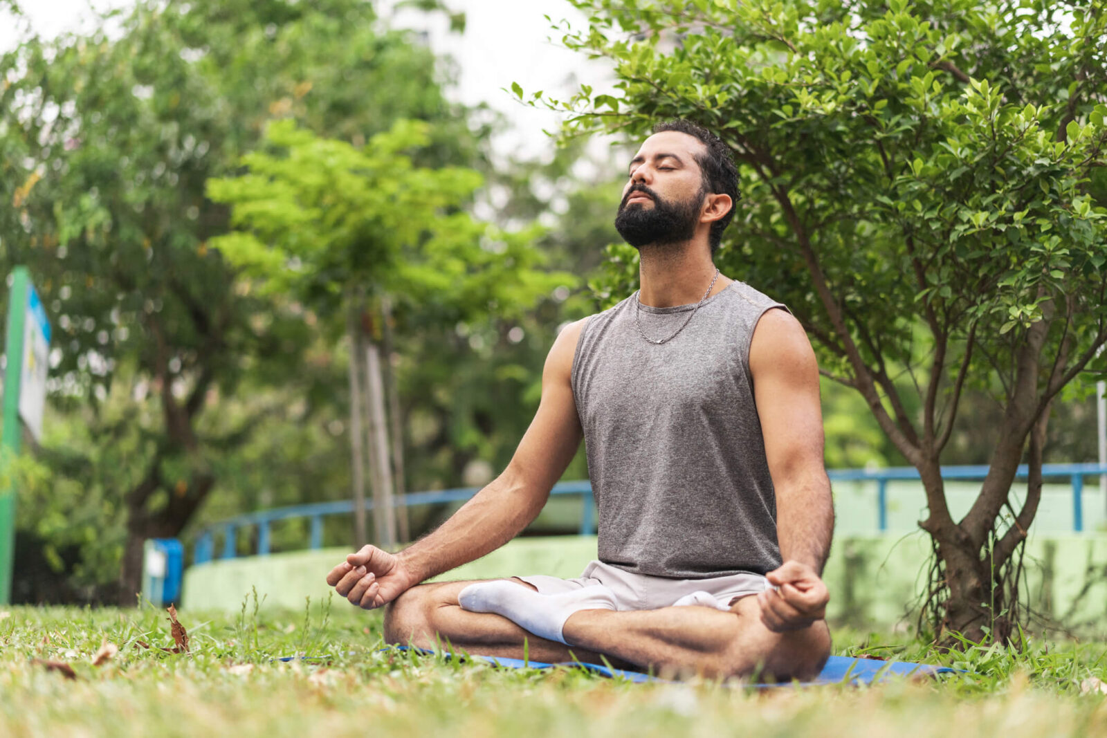 Fundo Homem De Ioga Meditando Homem Branco Foto E Imagem Para