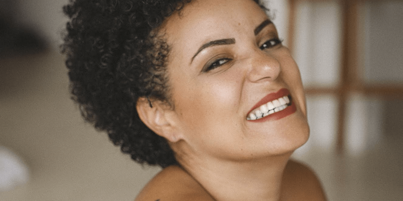 Sair da Caixa: “Luto para desnaturalizar o esteriótipo que a sociedade me colocou e contra a necessidade de perfeição em todas as Alines que me proponho a viver enquanto mulher”
