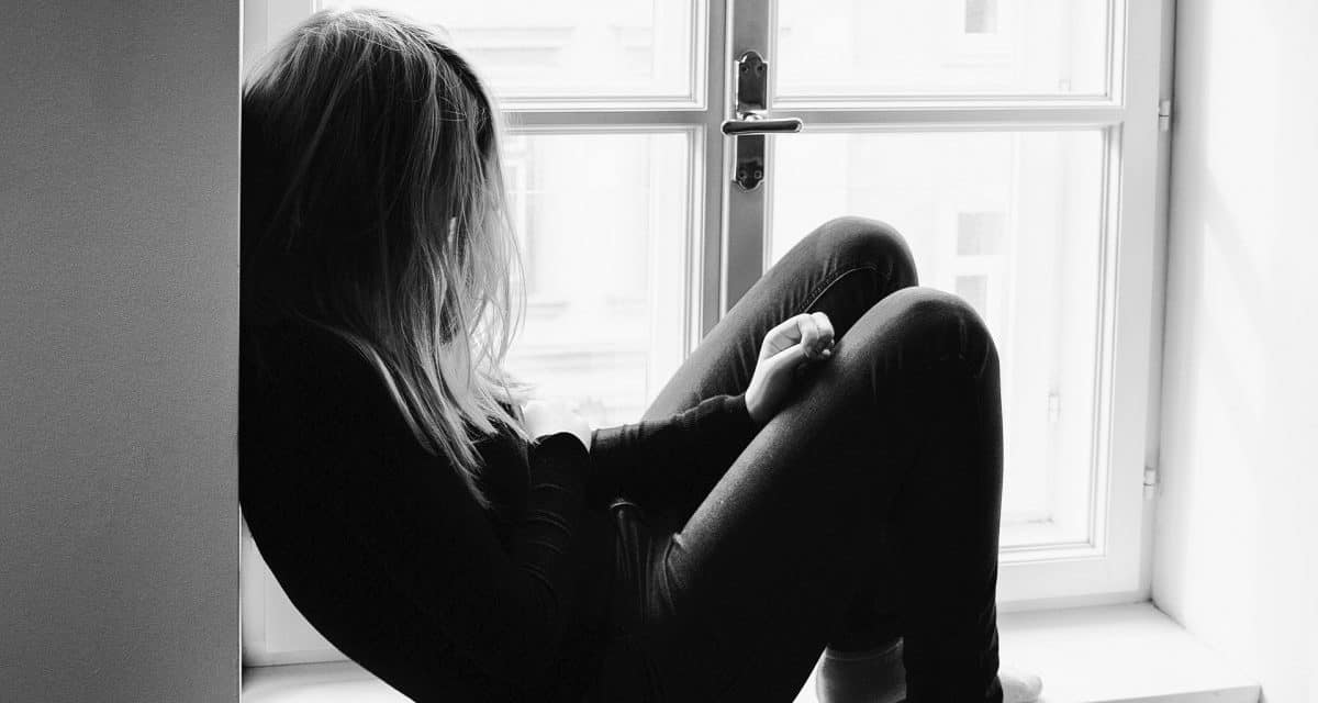 Distimia: o que é, quais os sintomas e fatores de risco, e como tratar