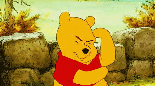 Ursinho Pooh com os olhos fechados e batendo levemente a mão na cabeça, com aparência pensativa.