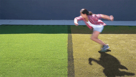 Pessoa pulando de um lado para o outro em um campo dividido ao meio com cores diferentes.